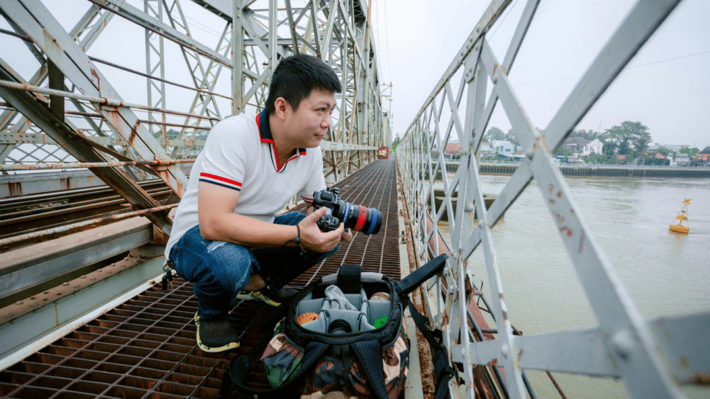 Packing smart can be the difference between missing a shot and capturing a perfect moment. Photographers who travel light move faster, stay flexible, and focus more on creativity instead of heavy gear. 10 Ultimate Packing Tips for Photographers to Travel Light and Capture Stunning Shots shares practical, experience-based tips that help photographers reduce weight without sacrificing image quality. These tips solve real travel problems—limited space, quick movement, and gear safety—so you can stay ready to shoot wherever the journey takes you.