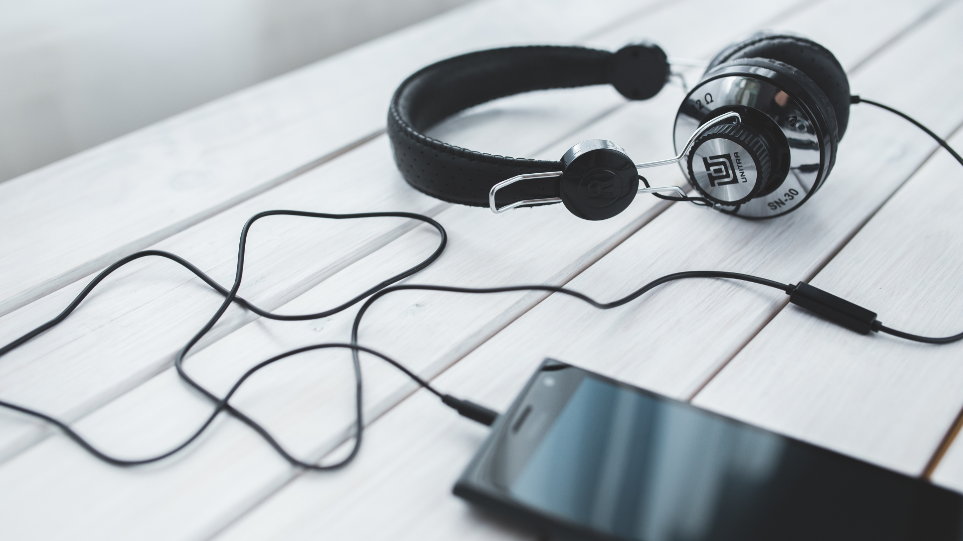 Best Headphones for Travel (2026): Noise-Canceling Picks for Flights and Focus