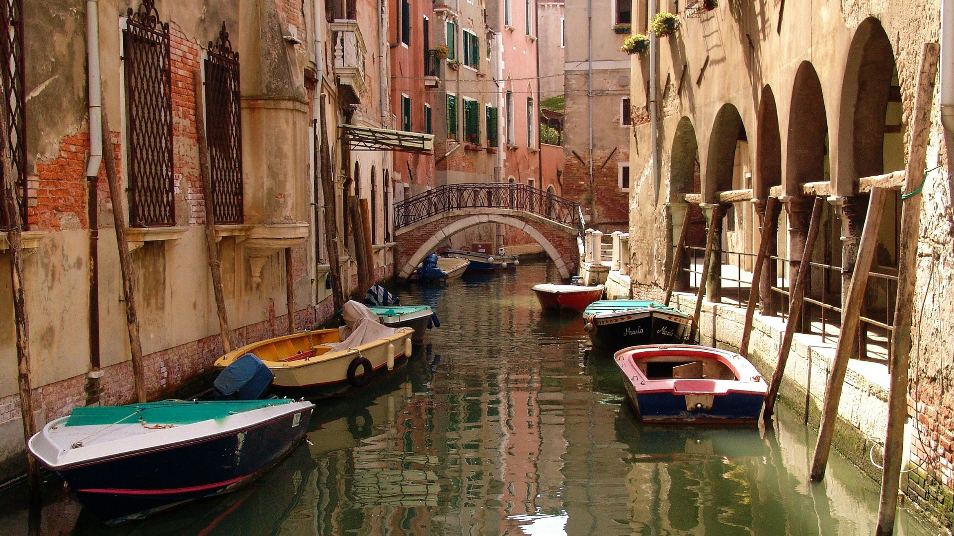 7 Romantic Getaways in Venice with Love Quotes & Tips